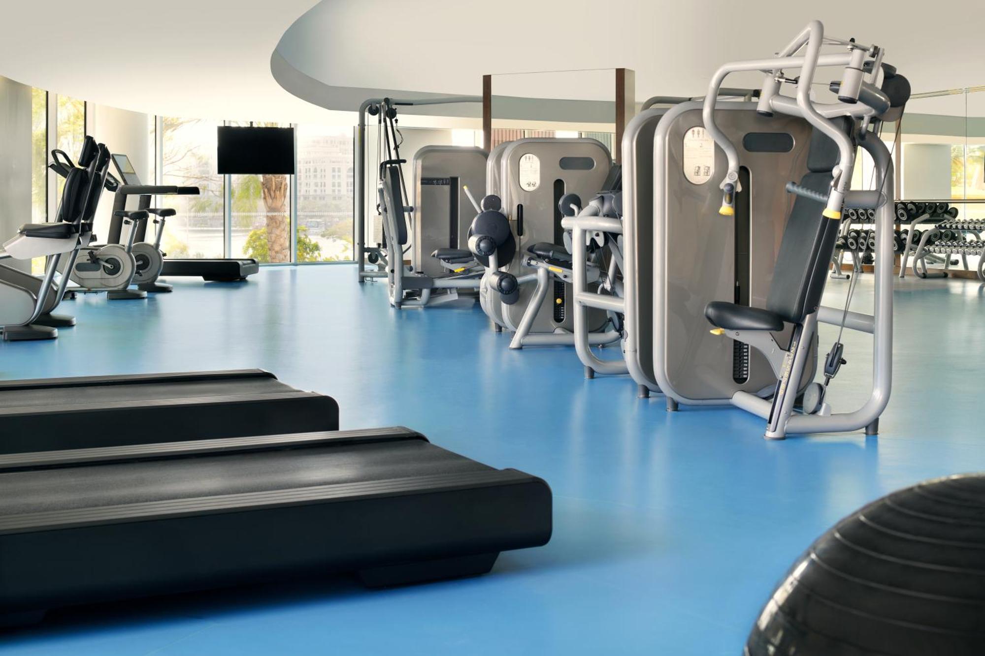 인터컨티넨탈 레지던스 스위트 두바이 페스티벌 시티 외부 사진 A gym with a vinyl floor