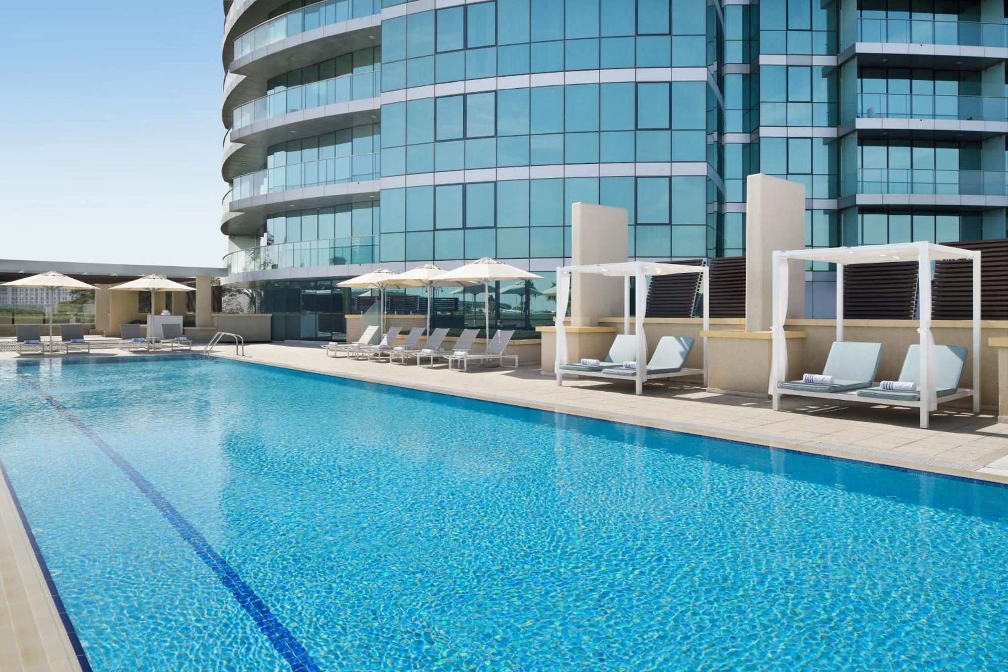 인터컨티넨탈 레지던스 스위트 두바이 페스티벌 시티 외부 사진 The swimming pool at the hotel