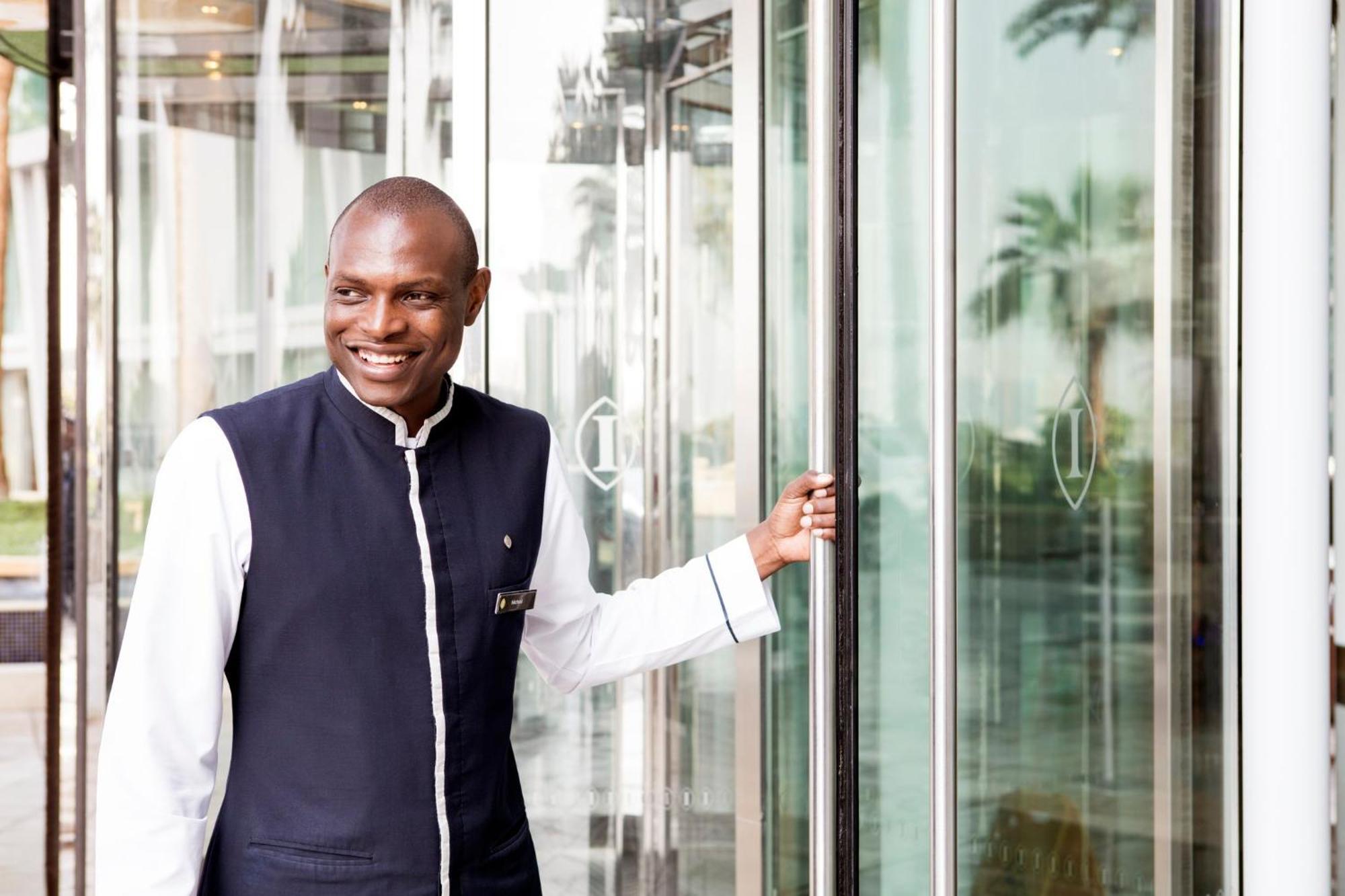 인터컨티넨탈 레지던스 스위트 두바이 페스티벌 시티 외부 사진 A doorman at the Four Seasons Hotel in London