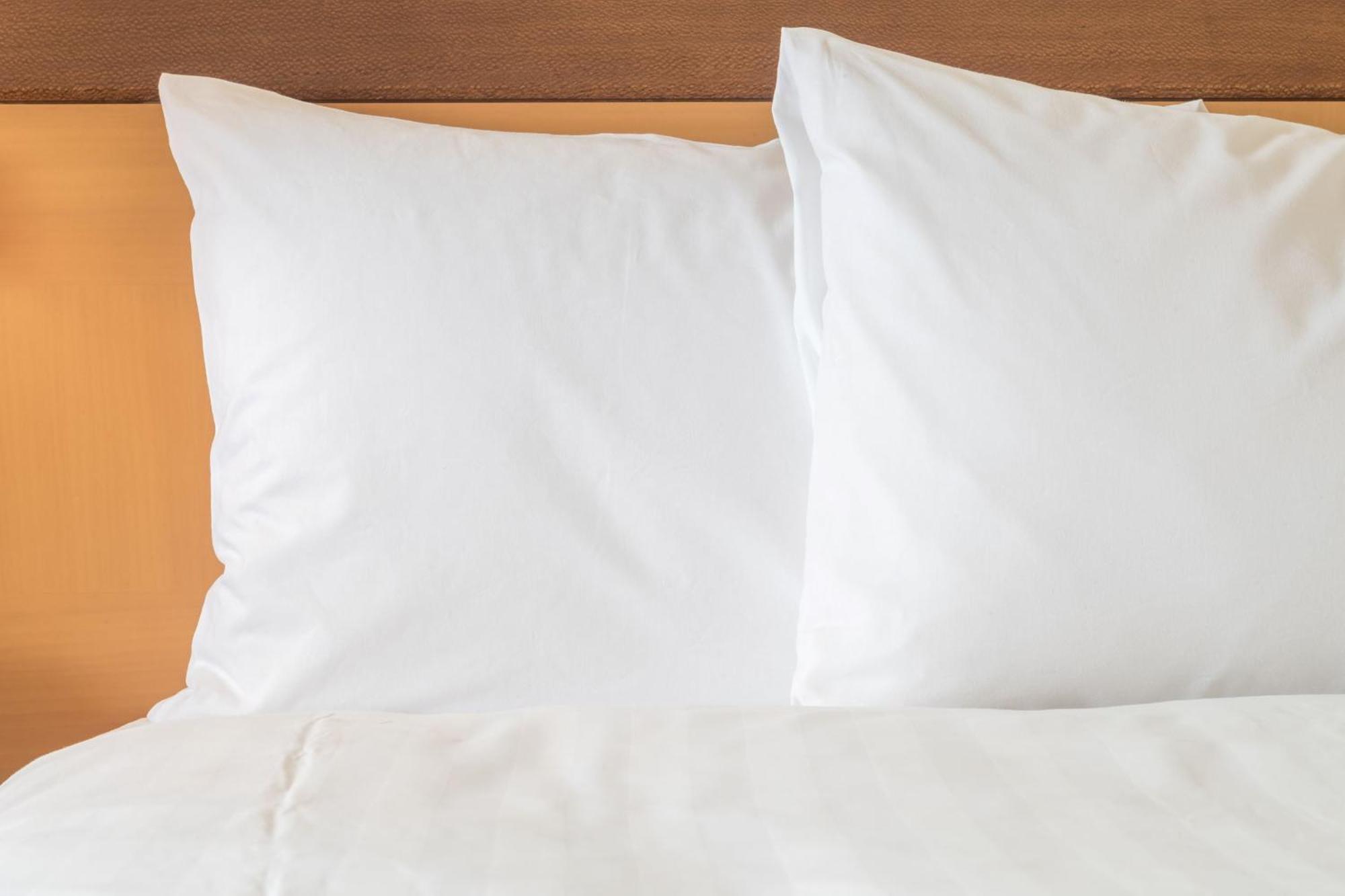 인터컨티넨탈 레지던스 스위트 두바이 페스티벌 시티 외부 사진 Two pillows on a bed