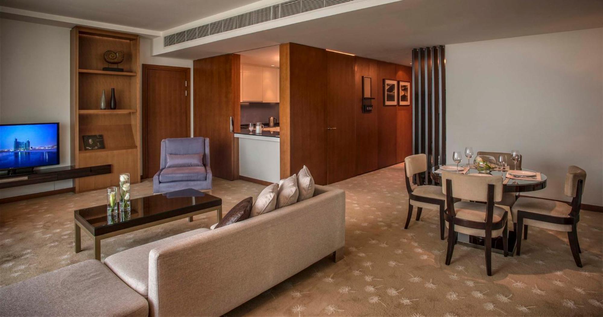인터컨티넨탈 레지던스 스위트 두바이 페스티벌 시티 외부 사진 A suite at the Ritz-Carlton, DIFC
