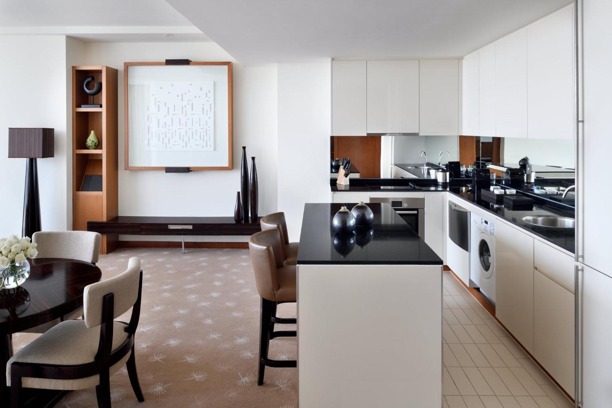인터컨티넨탈 레지던스 스위트 두바이 페스티벌 시티 외부 사진 A kitchen in a suite at The Ritz-Carlton, Dubai
