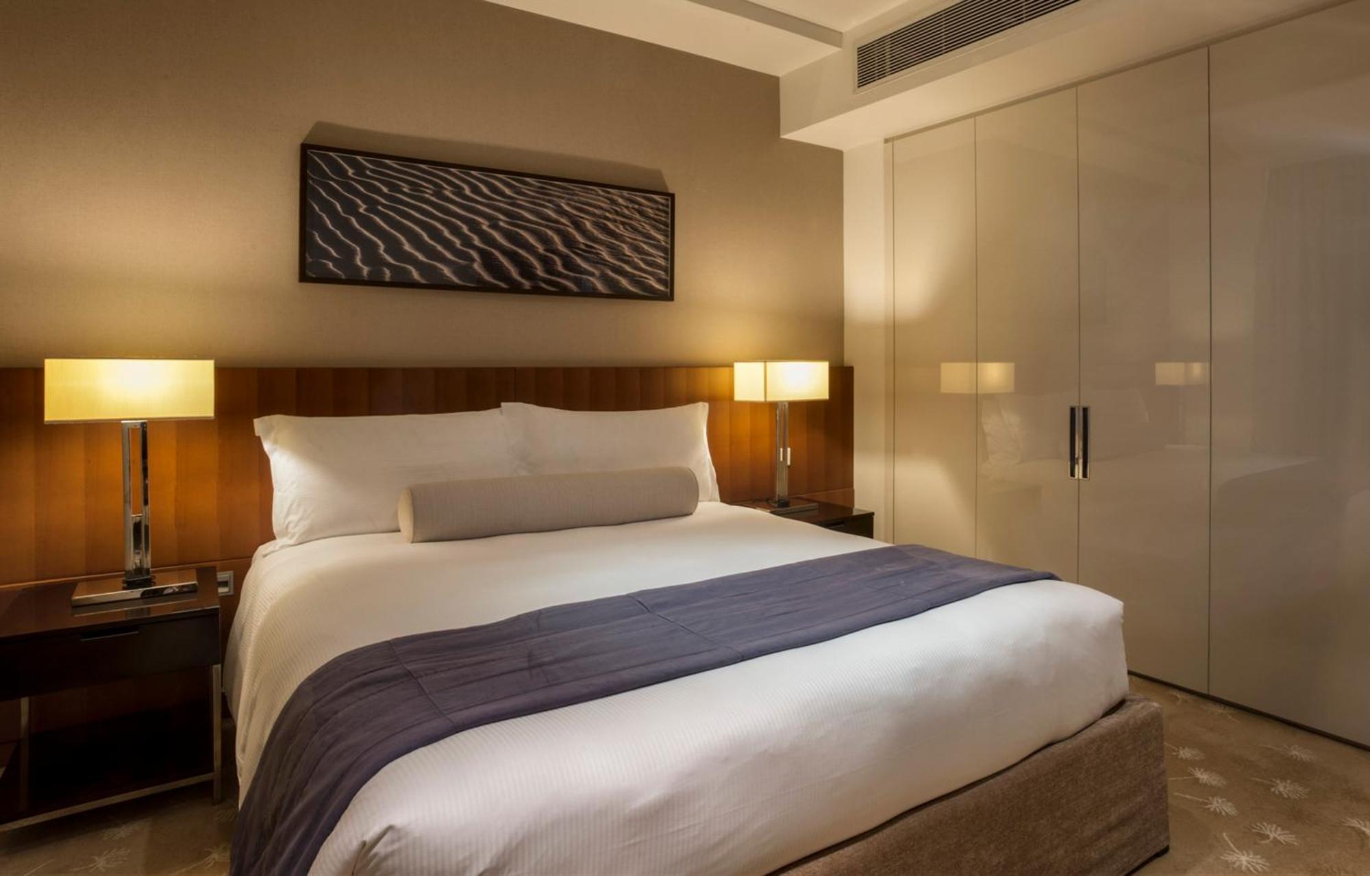 인터컨티넨탈 레지던스 스위트 두바이 페스티벌 시티 외부 사진 A bedroom at the hotel